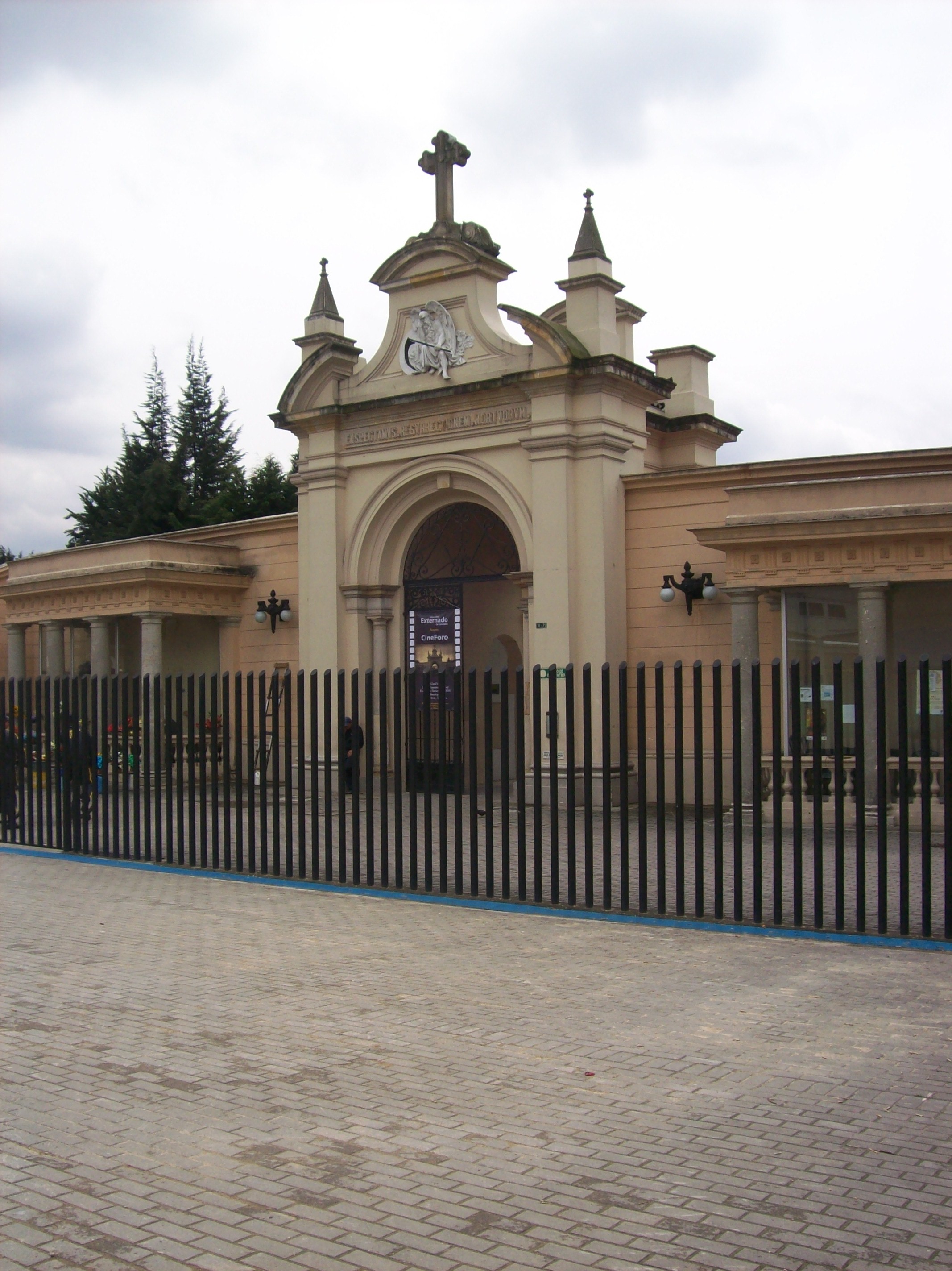 Portada del Cementerio Central